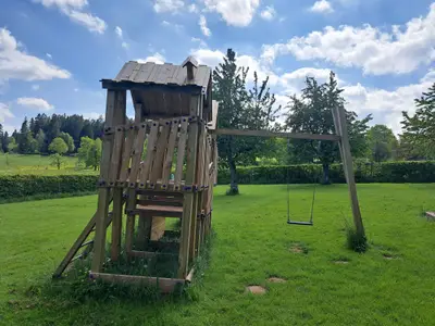 wunderschöner großer Spielturm und Sandkasten im Landhaus Seewald