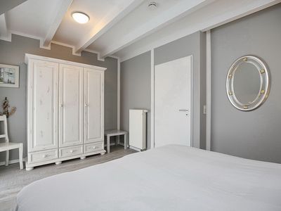 1. Schlafzimmer mit Kleiderschrank