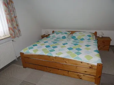 Schlafzimmer mit Doppelbett