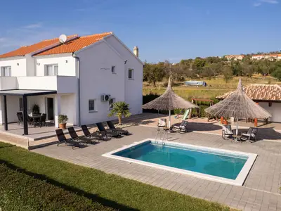 Ferienhaus für 9 Personen (300 m²) in Vrana 1/10