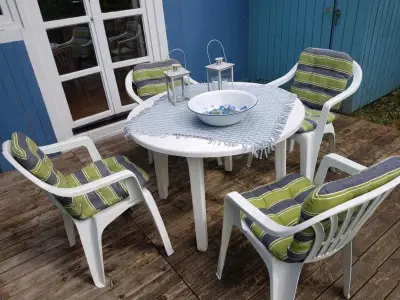 Von der Küche abgehende Terrasse mit viel Sonne