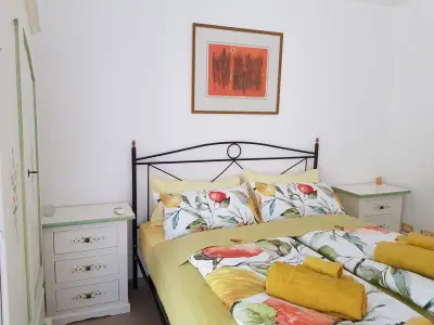 Schlafzimmer 1