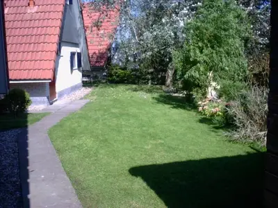 hinter dem Haus