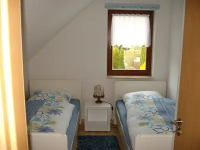 Fambach Ortsteil Heßles Ferienwohnung Nüssleshof Doppelbett im Schlafzimmer