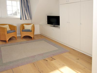 Schlafzimmer mit TV und großem Schrank