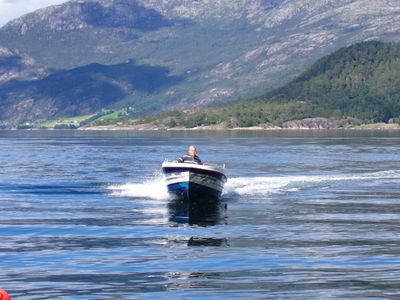 Motorboot fahren am Hardangerfjord