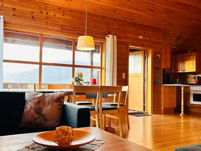 Panoramaaussicht vom Ferienhaus auf den Hardangerfjord und die Bergkulisse
