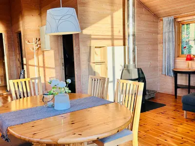 Wohnzimmer mit gemütlichem Holzofen