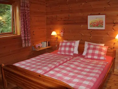 Schlafzimmer mit Doppelbett