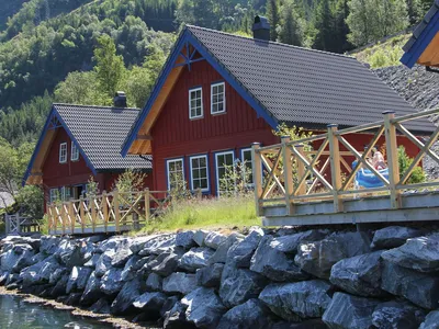 Ferienhäuser am Maurangerfjord in typisch norwegischen Farben