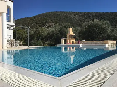 Pool. Blick über das Schwimmbad in Richtung Aussengrill.