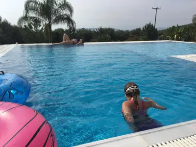 Pool. Schwimmbad mit Aussicht.
