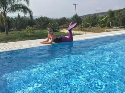 Pool. Schwimmbad geeignet für Kinder (unter deiner Aufsicht).