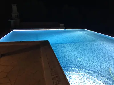 Pool. Beleuchteter Pool bei Nacht.