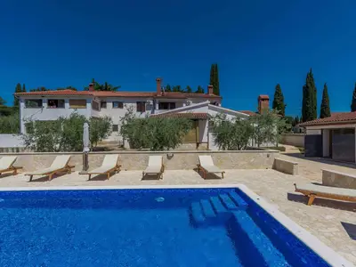 Ferienhaus für 10 Personen (300 m²) in Kloštar 8/10