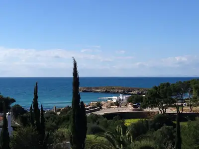 Ausblick aus dem Fenster. Meerblick auf den Strand von Santo Tomás