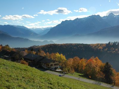 Direkte Umgebung des Objekts. Unser Haus ganz links