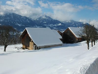 Direkte Umgebung des Objekts. Winterimpression des Hauses (Ansicht auf Scheune)