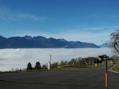 Direkte Umgebung des Objekts. Im Herbst liegt das Haus oft über dem Nebelmeer