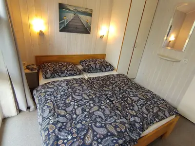 Schlafzimmer mit Doppelbett