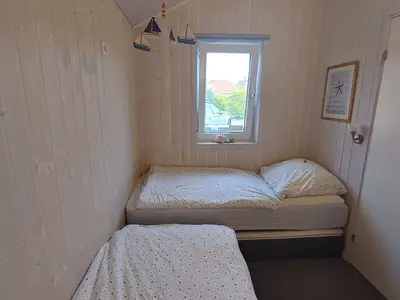 Schlafzimmer mit zwei Einzelbetten