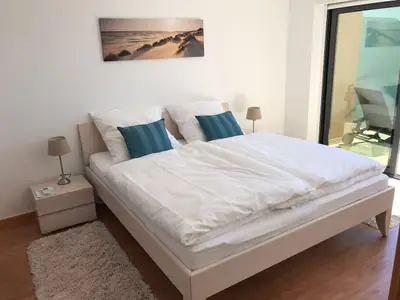 Schlafbereich. Noch ein Schlafzimmer mit eigener Terrasse und Meerblick!
