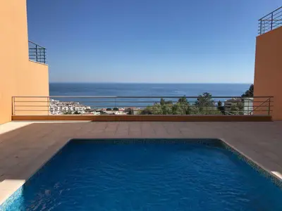 Pool. Der Pool mit Meerblick