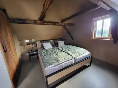 Schlafzimmer 2 im Dachgeschoss mit Doppelbett