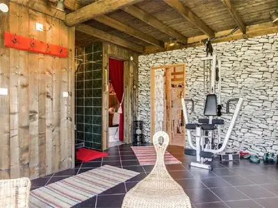 Fitnessraum und Dusche
