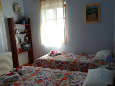 Schlafbereich. Das Schlafzimmer mit den zwei Einzelbetten