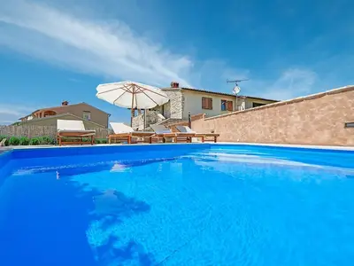 PoolOfHouse