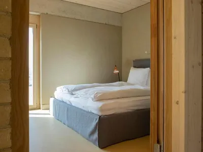 Schlafzimmer mit Ausblick auf den Murtensee