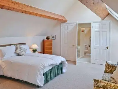 Schlafbereich. Schlafzimmer mit Doppelbett u. Doppelschlafcouch