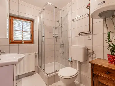 Badezimmer mit Dusche