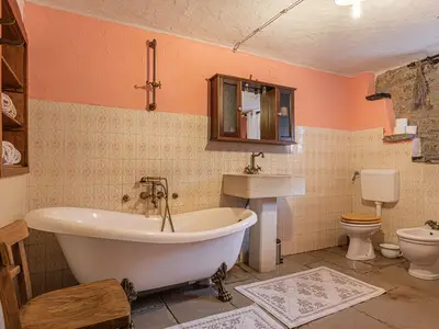 Badezimmer mit Badewanne