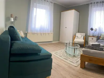 Schlafzimmer mit Einzelbett und Sofa/Boyspringbett