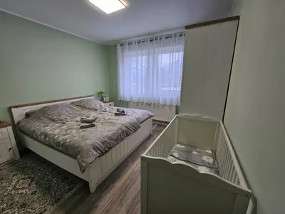 Schlafzimmer mit Kinderbett