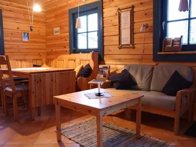 Wohnbereich. Essecke mit anschließendem Sofa
