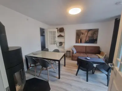 Wohnzimmer mit Essbereich und Kamin