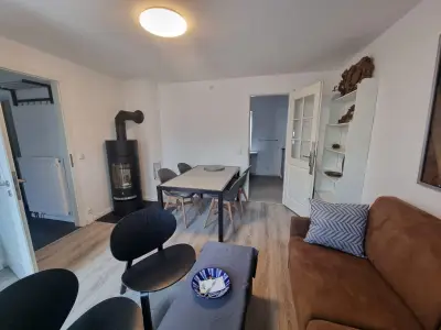 Wohnzimmer mit Essbereich und Kamin
