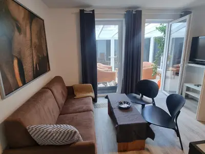 Wohnzimmer mit Blick in den Wintergarten