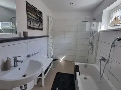 Badezimmer mit Badewanne und ebenerdiger Dusche