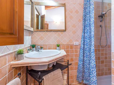 Badezimmer mit Dusche