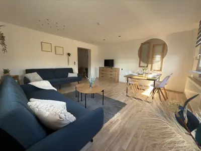 Wohnzimmer mit Essbereich und Schafsofas