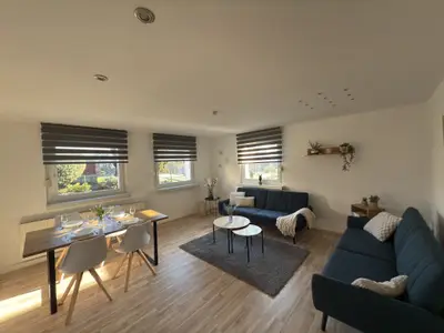 Wohnzimmer mit Essbereich und Schlafsofas