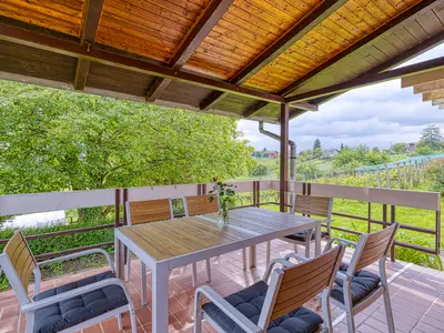 Terrasse mit Panoramaweinberg