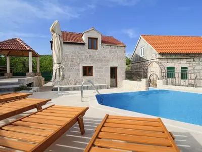 PoolOfHouse