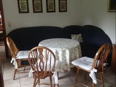 Esszimmer mit Blick in den Garten