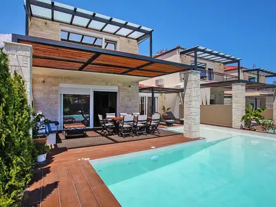 PoolOfHouse