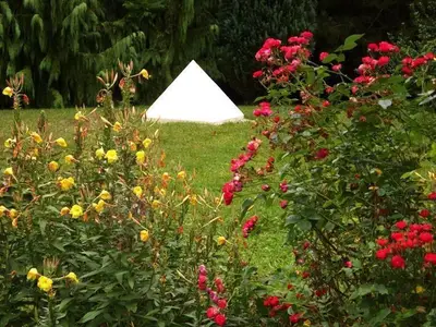 Pyramide im Garten